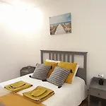 Charming Santos W/ Patio Appartamento Lisbona