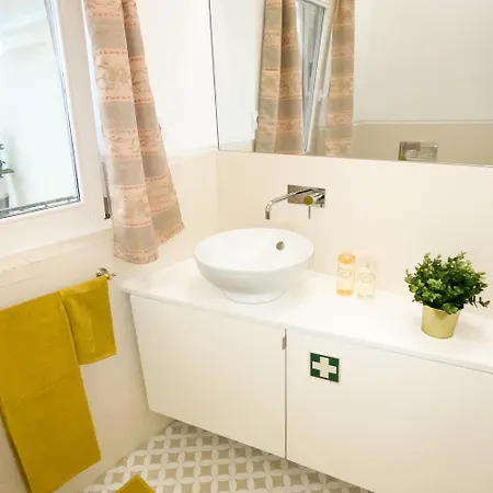 Lisbon Sunny Apartment With Patio *