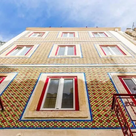 Lisbon Sunny Apartment With Patio