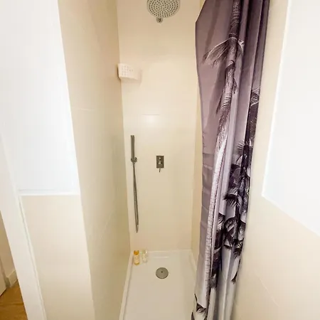 Lisbon Sunny Apartment With Patio