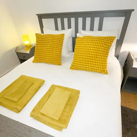 Charming Santos W/ Patio Apartment Lisbon