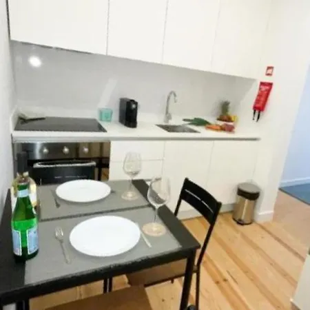 Lisbon Sunny Apartment With Patio *