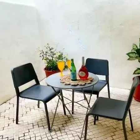 Charming Santos W/ Patio Apartment Lisbon
