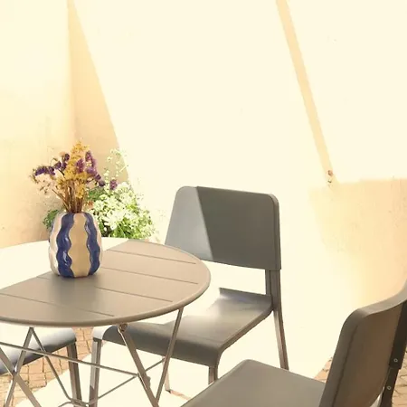 Lisbon Sunny Apartment With Patio