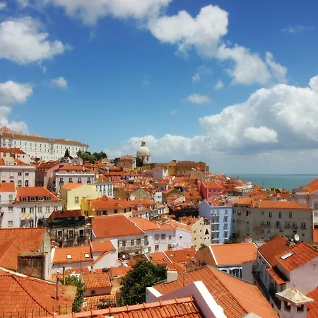 Charming Santos W/ Patio ליסבון